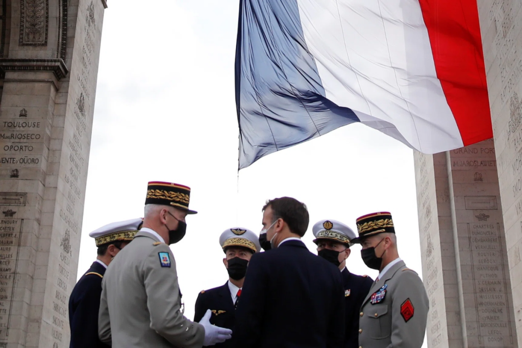 In einem offenen Brandbrief warnen französische Militärs den Präsidenten vor dem Bürgerkrieg.