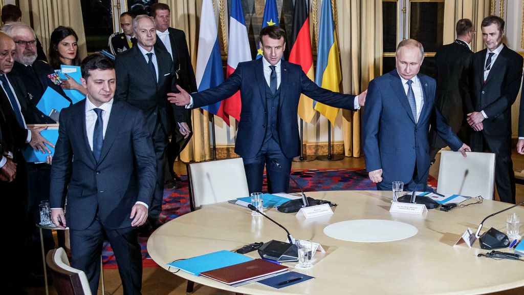 Kiew kann sich nicht weigern, es sei denn, es wird von außen dazu aufgefordert. Wenn die “Partner” des Normandie-Formats sich weigern, gibt das Russland die Möglichkeit, Position zu beziehen und unablässig auf die Dokumente zu verweisen.